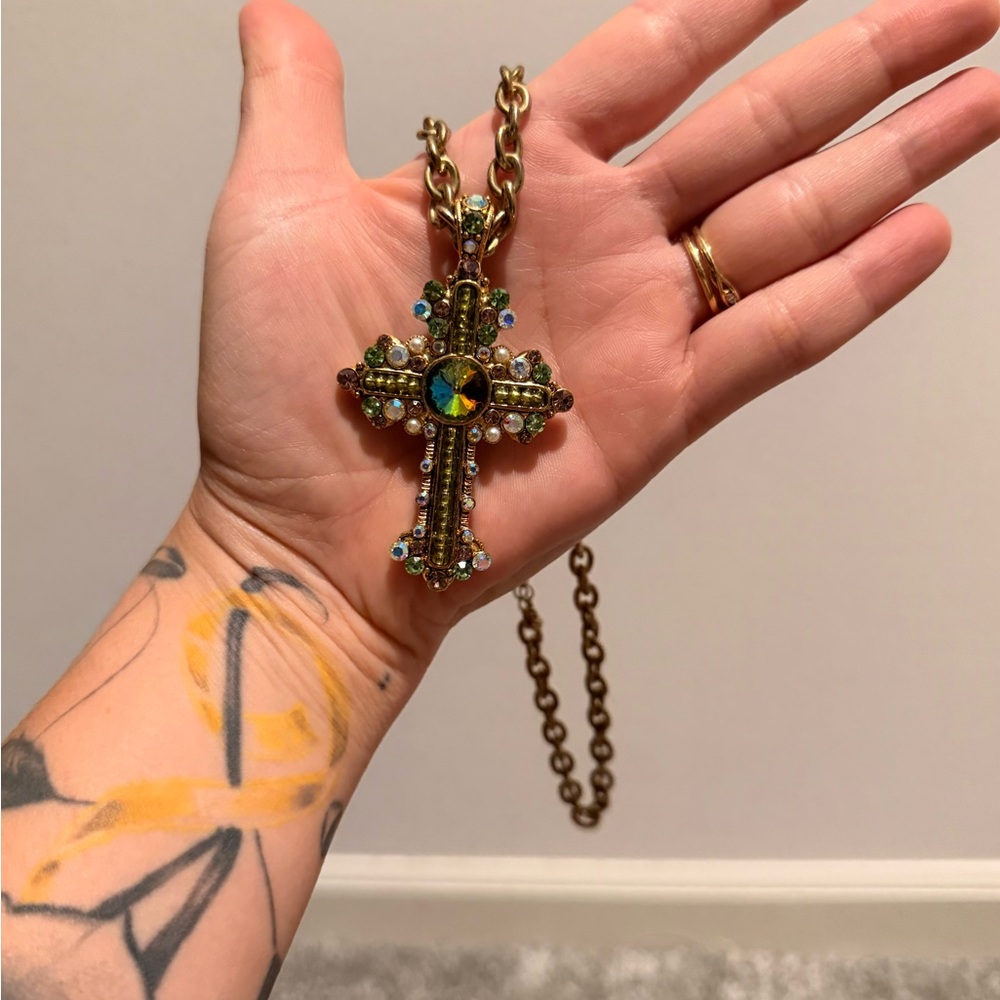 Vintage Elegant Gold Cross Pendant Necklace - Picture 2 of 3